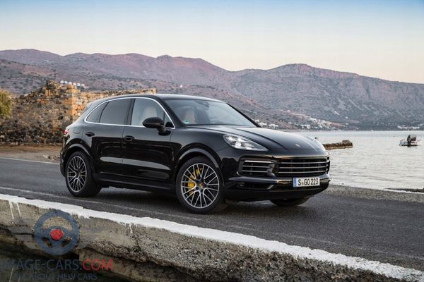 Front Right side of Porsche Cayenne of 2018 year