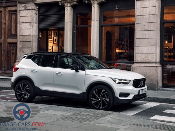 Right side view of Volvo CX 40 of 2018 year