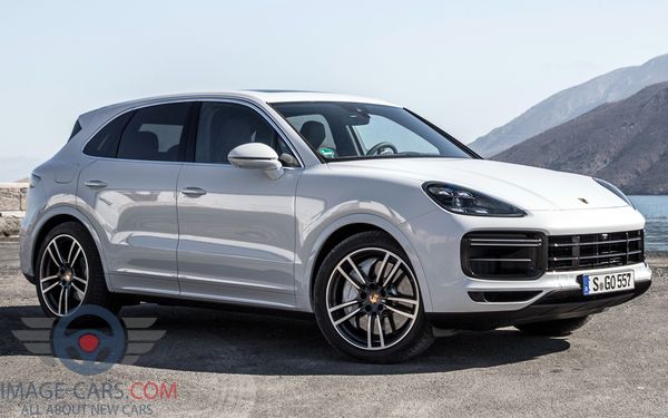 Front Right side of Porsche Cayenne of 2018 year