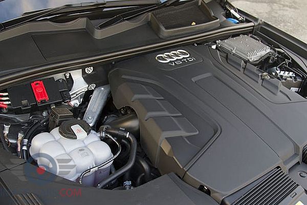 Engine view of Audi Q7 of 2018 year