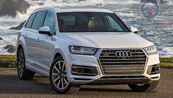 Front Right side of Audi Q7 of 2018 year
