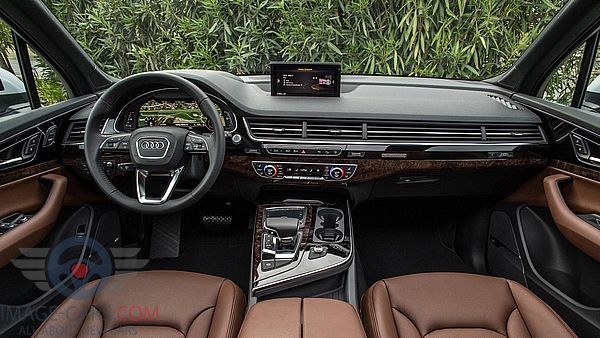 Dashboard view of Audi Q7 of 2018 year