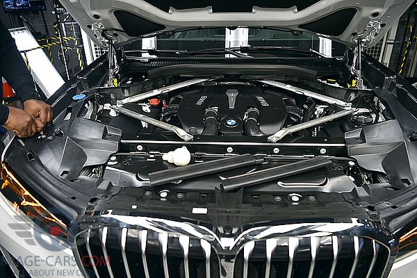 Engine view of BMW X7 of 2019 year